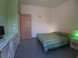 1 dormitorio con 1 cama y escritorio con TV en Il Salentino, en Leverano