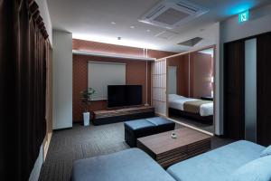 Postel nebo postele na pokoji v ubytování Randor Residence Hiroshima Suites