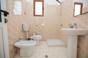 ein Bad mit einem WC und einem Waschbecken in der Unterkunft Villa Gaudium in Vlorë