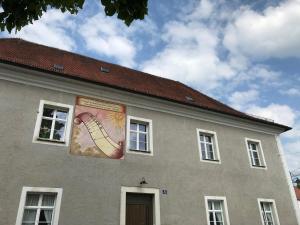 un edificio con un poster sul lato di 60qm Wohnung Naabtal im historischen Pfarrhaus Pielenhofen a Pielenhofen