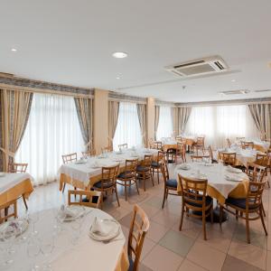 A restaurant or other place to eat at Hotel Ruta del Duero