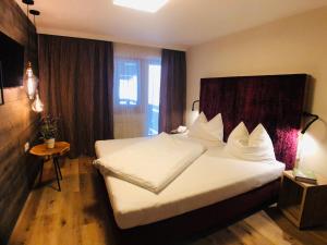 Łóżko lub łóżka w pokoju w obiekcie Hotel Alpenblick