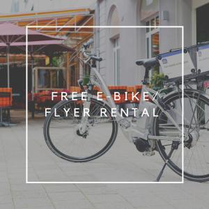 una bicicleta estacionada en una acera con las palabras alquiler gratuito de bicicletas en Hotel Wartmann am Bahnhof en Winterthur