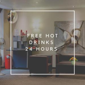 un cartel que dice horas de bebidas calientes gratis en una habitación en Hotel Wartmann am Bahnhof en Winterthur