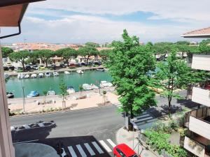 グラードにあるResidence Hotel Hungariaのマリーナ内の船と川の景色