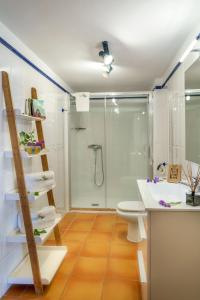 A bathroom at Apartamentos Cancajos