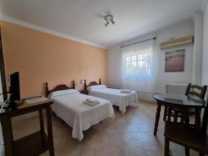 A bed or beds in a room at Victoria Hotel