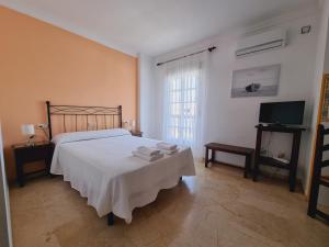 A bed or beds in a room at Victoria Hotel