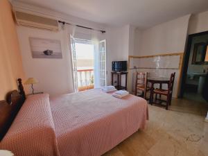 A bed or beds in a room at Victoria Hotel