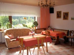 a living room with a couch and a table with chairs at Gaestehaus Grau in Egloffstein