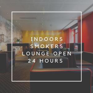une pièce avec un panneau indiquant les heures d'ouverture du salon fumeurs intérieur dans l'établissement Hotel Wartmann am Bahnhof, à Winterthour