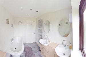 O baie la 3 Bed Cottage-Sleeps 6-Garden-Hot Tub-Games Room +12 fotografii