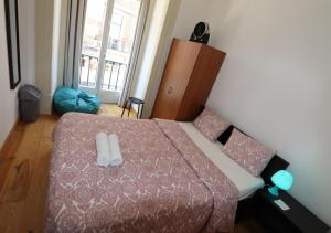 um quarto com uma cama com um edredão vermelho em City Center Guest House em Lisboa