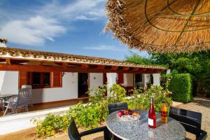 una mesa con un bol de fruta en el patio en Almadrava - Paparri, en Pollensa