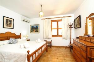Un dormitorio con dos camas y una ventana. en Almadrava - Paparri, en Pollensa 18 fotos más