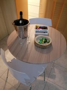 einen Tisch mit einer Flasche Wein und einem Teller Essen in der Unterkunft Sweet Home Montecristo Civico 1 in Vibo Valentia