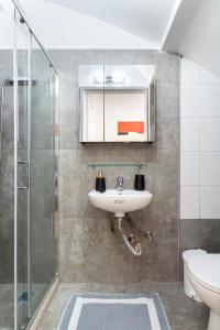 y baño con lavabo y ducha. en Aiolos Suite en Sitia