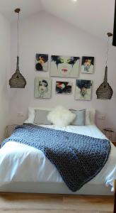 Ένα ή περισσότερα κρεβάτια σε δωμάτιο στο "Campello Beachside Duplex, Coastal Escape, only 50 meters from sea"