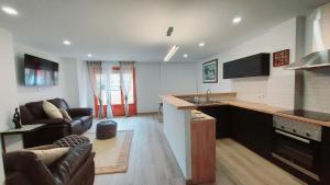 Μια τηλεόραση ή/και κέντρο ψυχαγωγίας στο "Campello Beachside Duplex, Coastal Escape, only 50 meters from sea"