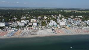 - une vue aérienne sur la plage et les bâtiments dans l'établissement Golf & Beach Hotel B&B, à Milano Marittima