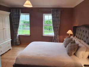 Postel nebo postele na pokoji v ubytování Doonard Manor B&B