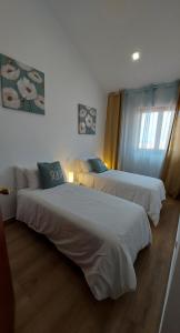 Ένα ή περισσότερα κρεβάτια σε δωμάτιο στο "Campello Beachside Duplex, Coastal Escape, only 50 meters from sea"