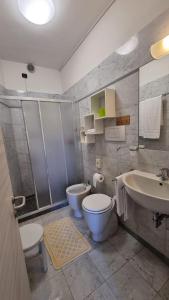 e bagno con servizi igienici, lavandino e doccia. di Hotel Playa Blanca a Duna Verde
