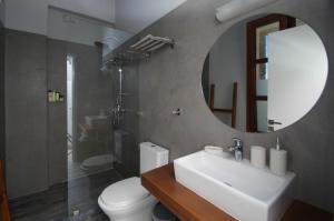 Koupelna v ubytování Syros Wellness Luxury Suites + 15 fotografií