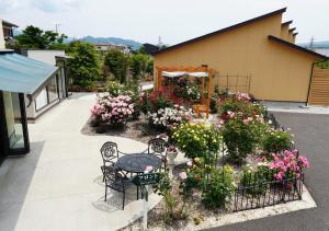 a garden with flowers and a table and chairs at Hananoyado Yumefuji in Fujikawaguchiko +53 photos