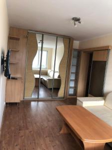 Habitación con espejo, cama y mesa. en Apartament Szczecinek, en Szczecinek