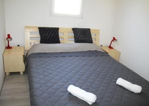 ein Schlafzimmer mit einem großen Bett mit zwei Kissen in der Unterkunft Oliven Garden in Rovinj
