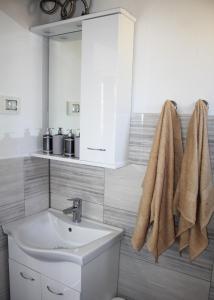 Koupelna v ubytování Oliven Garden + 37 fotografií