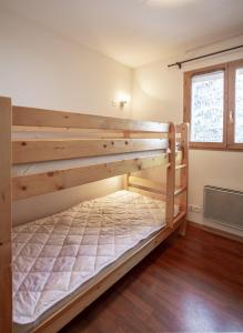 Katil atau katil-katil dalam bilik di Chalets de Florence FORET & FAMILLE appartements by AlpVision Résidences