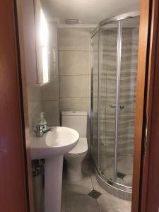 Kupatilo u objektu 1 Bedroom Apartment in Nea Kallikrateia