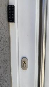 een deur met een slot erop bij Villa Maredan in Oostende