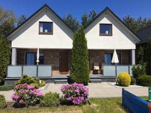 Bygningen som feriehuset ligger i + 2 billeder