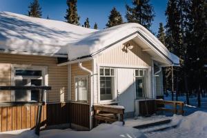 ein kleines Haus mit Schnee darüber in der Unterkunft SleepWell House Pyhätunturi with Sauna close to lake in Pelkosenniemi