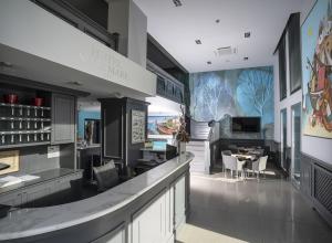 a restaurant with a bar and a piano at Sole Mare in Ventimiglia