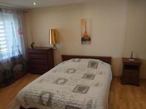 Giường trong phòng chung tại Butas