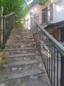 een stenen trap naar een huis bij STUDIOS CHRISTINA in Póroi