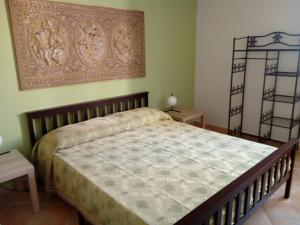 una camera con un grande letto con struttura in legno di CASA 739 a Catania