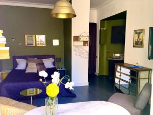 a bedroom with a bed and a living room at Un Appart en Ville in Nice