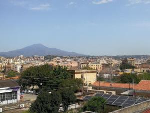 una città con pannelli solari sui tetti degli edifici di CASA 739 a Catania
