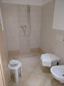A bathroom at Agriturismo Nonna Bettina Még 37 kép