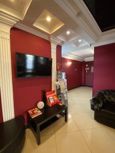sala de estar con paredes rojas, sofá y mesa en Duna Hotel, en Kazán