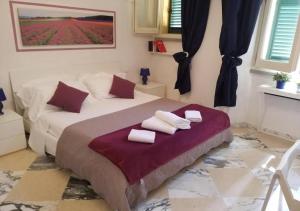 A bed or beds in a room at Michelangelo al Duomo - Bufalini Apartments