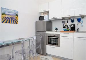A kitchen or kitchenette at Michelangelo al Duomo - Bufalini Apartments