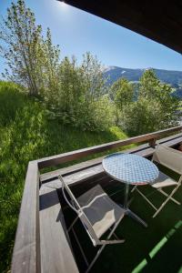 d'une table et de chaises sur un balcon avec vue. dans l'établissement Appartement Bellevue Top 65, à Saalbach-Hinterglemm