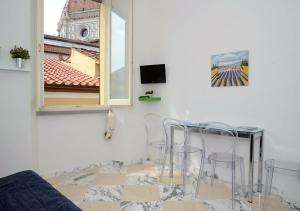 A television and/or entertainment centre at Michelangelo al Duomo - Bufalini Apartments