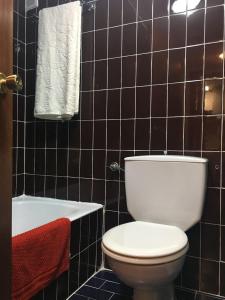 Bathroom sa Apartamentos con bonitas vistas en el Pantano de Entrepeñas